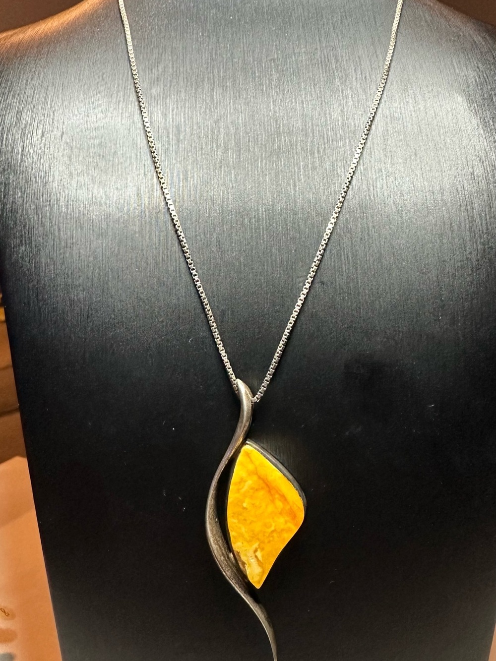 Silver-Frame Pendant Necklace with Yellow Amber Accent